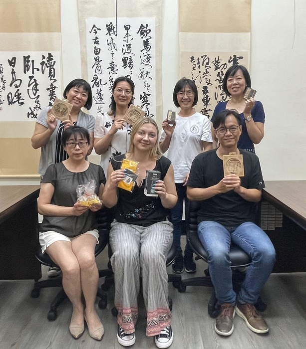 立陶宛維陶馬納大學交換學者施蕾4/16跟中文系汪淑貞主任彭心怡老師台文系申惠豐老師等人進行文化交流座談 並在4/18於主顧樓 202針對台立之文化課程授課.透過交流,師生們 皆表示獲益良多圖片